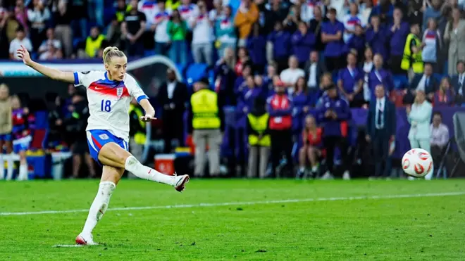 Клои Келли забивает мяч