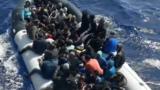 پناهجویان در قایقی بر دریا