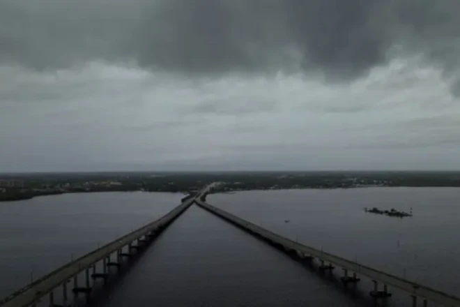Grey clouds stretch over di Caloosahatchee River as Hurricane Milton dey approach Fort Myers, Florida