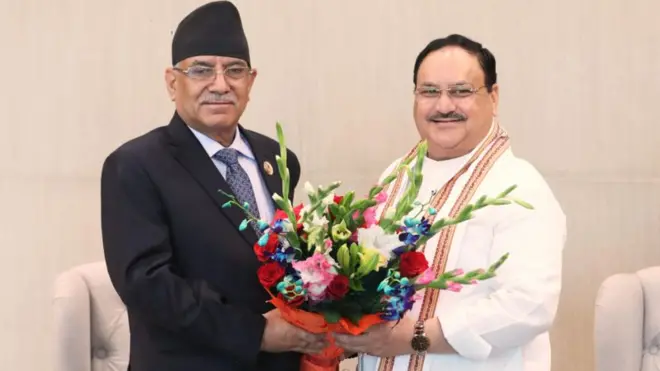 नेपाल के प्रधानमंत्री प्रचंड और बीजेपी अध्यक्ष जेपी नड्डा की फाइल फोटो