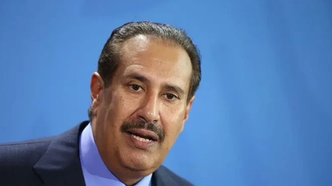 چهره حمد بن جاسم بن جبر آل ثانی، نخست وزیر سابق قطر بر زمینه آبی رنگ