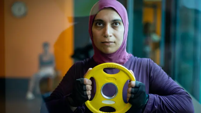 Perempuan berhijab berolahraga