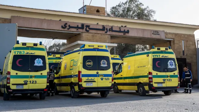 تنتظر سيارات الإسعاف على الجانب المصري من معبر رفح الحدودي، بين مصر وقطاع غزة، في رفح بمحافظة شمال سيناء في مصر - في الأول من فبراير/شباط 2026.
