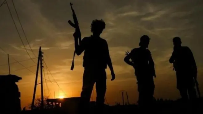 ዕጡቓት ፋኖ ኣብ ክልል ኣምሓራ ፡ ኣብ እዋን ጽሓይ ዕራርቦ ሓዲ ሰማይ ተሰቒሎም ይራኣዩ፡ ኣብ ከባቢኦም መስመር ኤለክትሪክ ተዘርጊሑ ይርአ