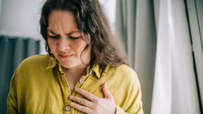 یوې مېرمن خپل لاس په زړه ایښ