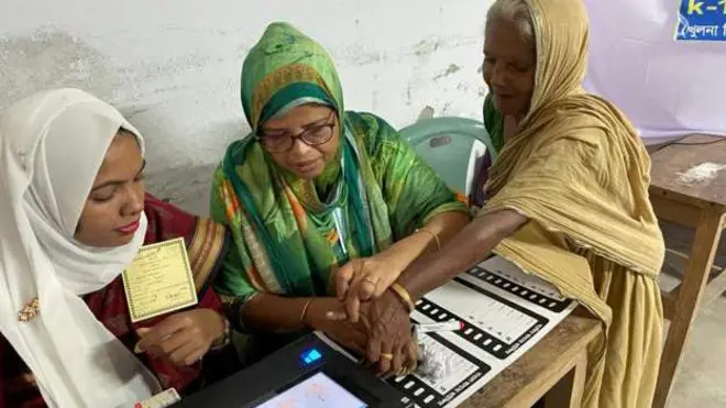 ভোট দিচ্ছেন এক নারী