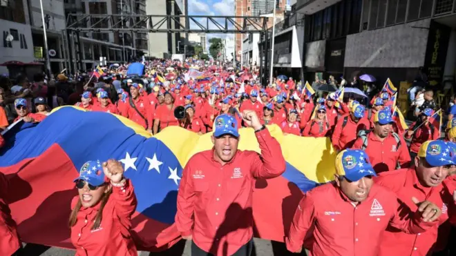 Partidarios del presidente venezolano Nicolás Maduro gritan consignas durante una manifestación en Caracas con destino al Palacio de Miraflores.