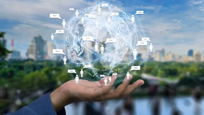 एक हाथ में एक पारदर्शी सा ग्लोब दिख रहा है जिसमें छोटी-छोटी इंसानों की तरह बनाई जाने वाली आकृतियां हैं जो एक ही तरह की बातें कहती दिख रही हैं