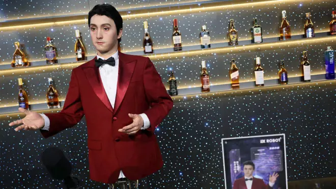 中國首家機器人餐廳北京開幕 大廚、服務生、樂隊全由機器人代勞