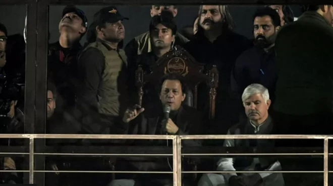 বুলেটপ্রুফ কাঁচের ঢালের আড়াল থেকে বক্তৃতা দেন ইমরান খান