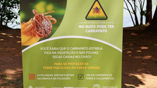 Placa indica que área é afetada pelo carrapato estrela