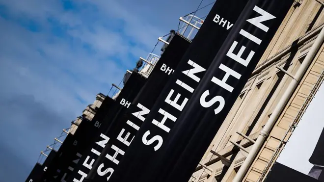 パリの百貨店BHVのファサードに、黒地に白い文字で「SHEIN」と書かれたバナーが複数飾られている