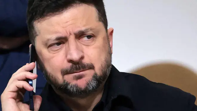 O presidente da Ucrânia, Volodymyr Zelensky, falando ao telefone celular