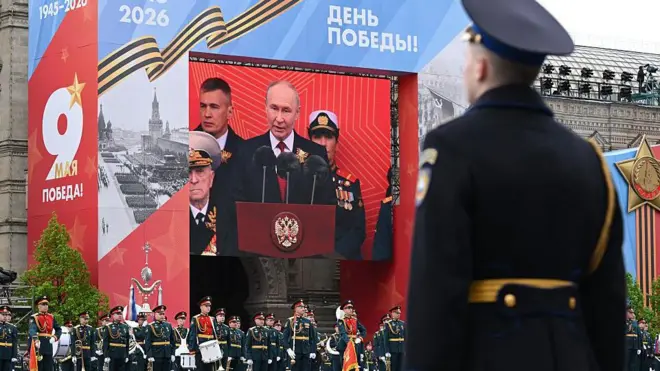 Путин выступает на трибуне Красной Площади перед гостями и военными, собравшимися на парад