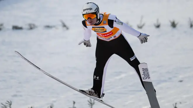 Domen Prevc leti kroz vazduh tokom muške pojedinačne trke na velikoj skakaonici HS147, prve runde na Svetskom kupu u skijaškim skokovima u Vilingenu, Nemačka, 1. februara 2026.