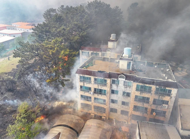 대구 북구 노곡동 함지산에서 발생한 산불이 인근인 조야동 민가까지 확산했다.