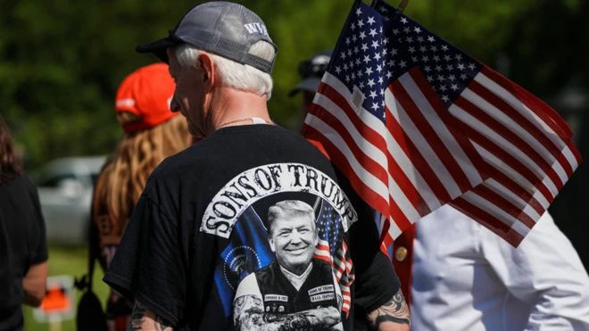 Pristalice Donalda Trampa u Pensilvaniji, muškarac sa majicom 'Sinovi Trampa'