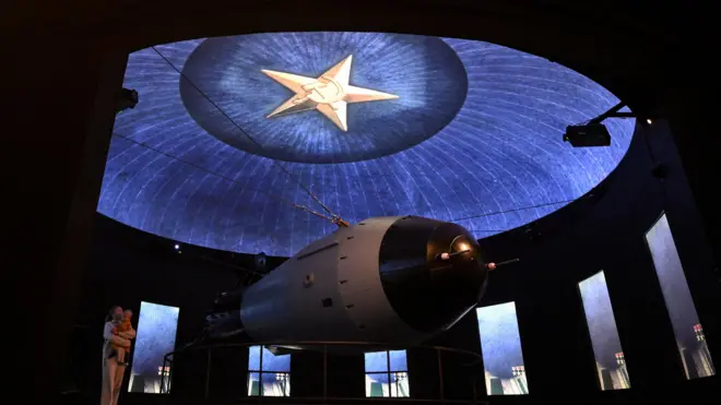 نموذج لقنبلة نووية سوفياتية (AN-602) المعروفة أيضاً باسم قنبلة القيصر، في معرض في موسكو في 6 ديسمبر/كانون الأول 2023