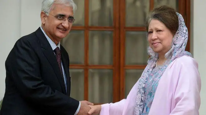 দিল্লিতে ভারতের পররাষ্ট্রমন্ত্রী সালমান খুরশিদের সঙ্গে বাংলাদেশের বিরোধী নেত্রী খালেদা জিয়া। ২০১২