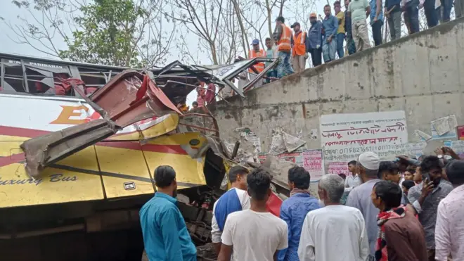 পদ্মাসেতু এক্সপ্রেসওয়ে থেকে বাসটি খাদে পড়ে যায়