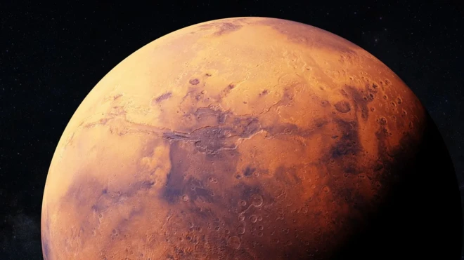 Марс: желто-красная планета крупным планом в черном космосе