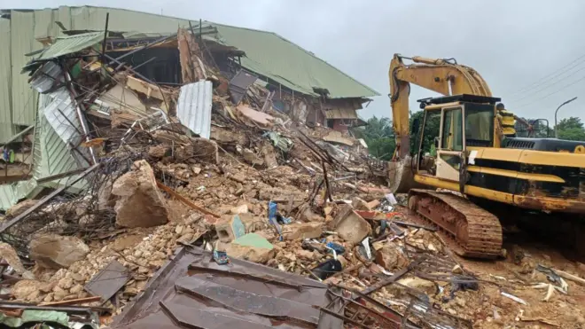 Ụgbọala Katapila na-abọkasị ụvụrụ aja ụlọelu ahụ dara ada iji zọpụta ndị ka tọọrọ n'ime ya