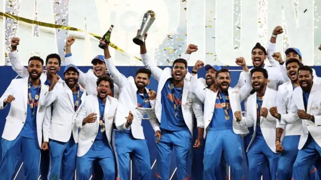 చాంపియన్స్ ట్రోపీ 2025 ట్రోఫీతో భారత జట్టు 