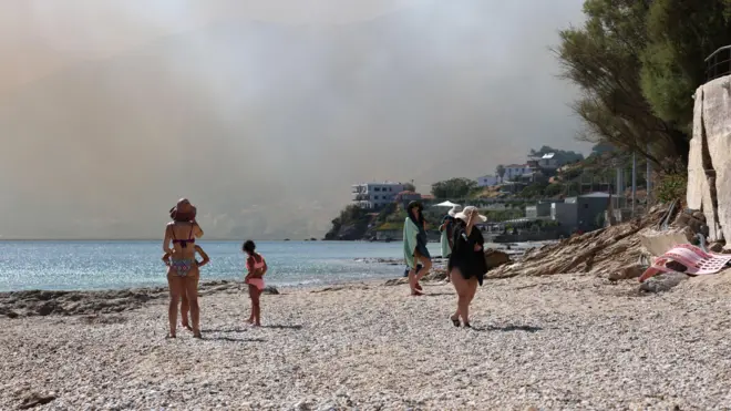 požar i plaža u Grčkoj