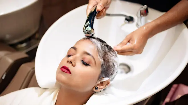 शॅम्पूचा खरंच फायदा होतो का? केसांबाबतच्या या 4 गोष्टी जाणून घ्या