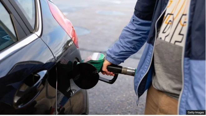 Wọn n ta epo sinu ọkọ