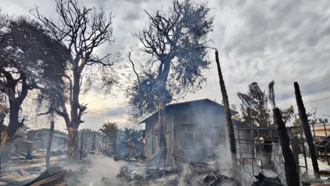 ကြာပိုင်ရွာကနေအိမ်တွေမီးရှို့ခံရသလို ဖမ်းဆီးခံအရပ်သား ၁၀ ဦးလည်း မီးလောင်ထားတဲ့အခြေအနေနဲ့သေဆုံးထားပါတယ်။