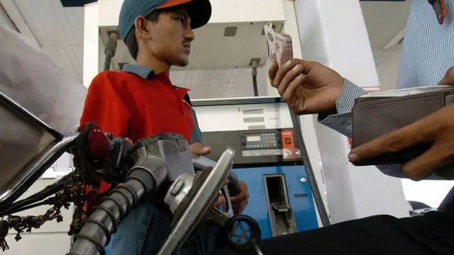 पाकिस्तान में पेट्रोल ख़रीदता व्यक्ति