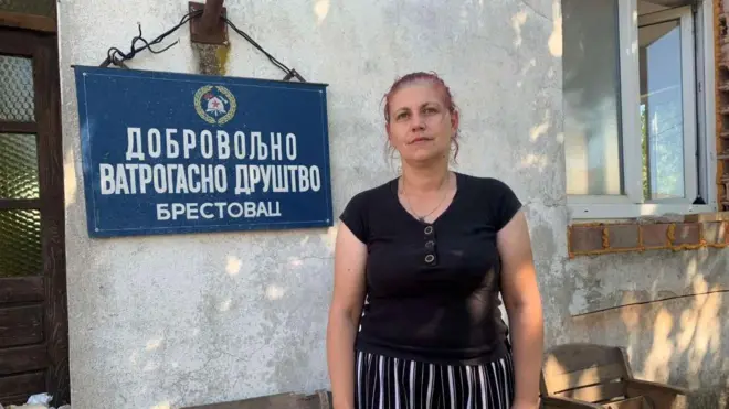 Милена Стајчић испред ватрогасног дома у селу Брестовац