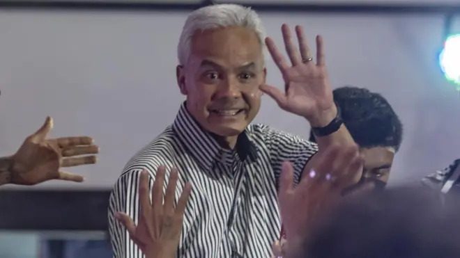 Ganjar Pranowo menyapa relawan pendukungnya.