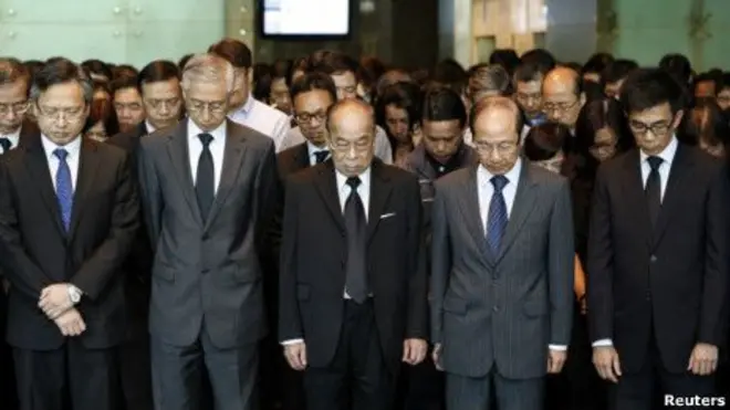 香港電燈公司職員在公司總部大樓為南丫海難死難者默哀(4/10/2012)