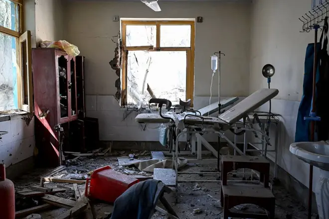 د یوه روغتون کوټه چې تر برید وروسته ویجاړی پکې ښکاري. د کړکیو ښېښې او المارۍ ماتې دي، چپرکټ ته لا هم یو سیروم راځوړند دی او په کوټه کې ګڼ مات شوي توکي لیدل کېږي.