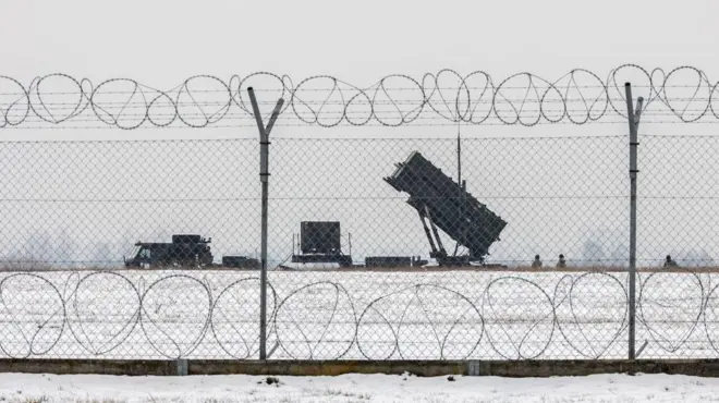 Polonya'da Ukrayna sınırı yakınındaki Rzeszow Havaalanına yerleştirilen Patriot bataryaları 