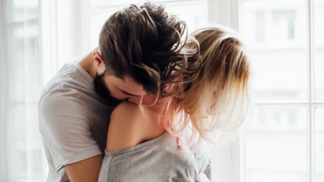 Пара обіймається