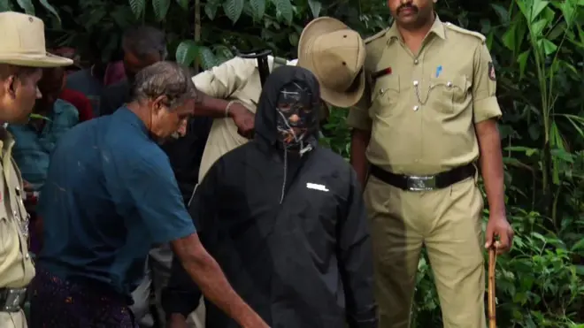 अभियुक्त को कोर्ट में पेशी के लिए ले जाती पुलिस