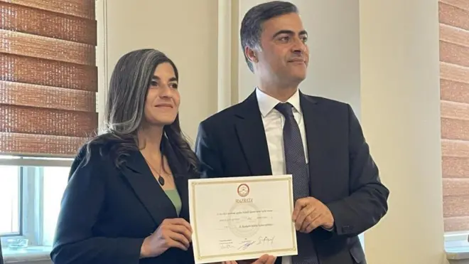 Van Büyükşehir Belediye Başkanı Abdullah Zeydan, Eşbaşkan Neslihan Şedal ile birlikte mazbatasını alırken.