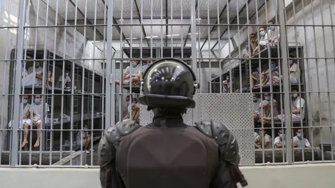 Umurinzi wa gereza ari kuri gereza yitwa CECOT (Center for the Compulsory Housing of Terrorism). Ifoto yo ku itariki ya 4 Mata (4) mu mwaka wa 2025, i Tecoluca, muri San Vicente, mu gihugu cya El Salvador.