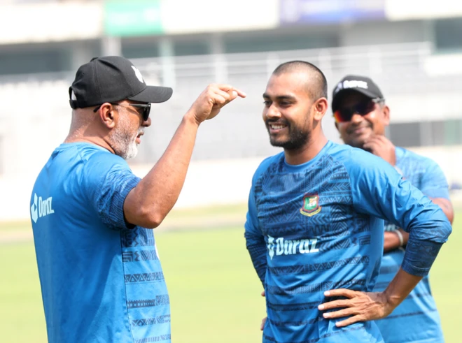 মেহেদী হাসান মিরাজের সঙ্গে কথপোকথনে কোচ চান্ডিকা হাথুরুসিংহে