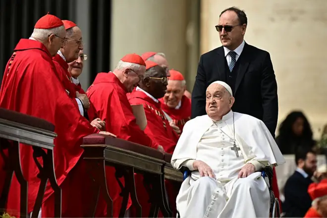 El Papa junto a varios cardenales. 
