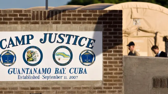 Xubno ka tirsan kooxda maxkamadda dambiyada dagaalka ee Mareykanka ee Guantanamo Bay ee saldhigga ciidamada badda Mareykanka ee Cuba June 5, 2008.