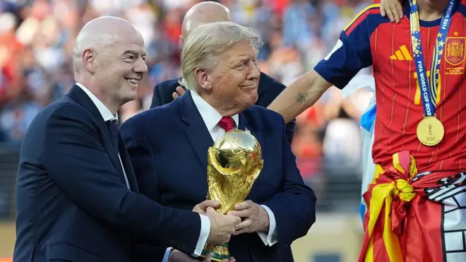 FIFA Başkanı Gianni Infantino ve ABD Başkanı Donald Trump, ellerinde Dünya Kupası'nı tutarak yürüyor.