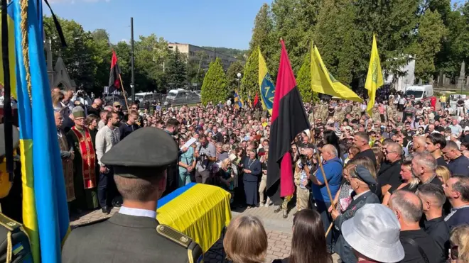 Прощання з Андрієм Парубієм на Личаківському цвинтарі у Львові 