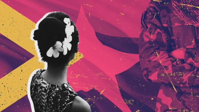 တရုတ်စံကားပန်း ပန်ထားတဲ့ အမျိုးသမီး တစ်ဦးရဲ့ အဖြူအမည်း ဓာတ်ပုံကို လက်ပိုက်ထားတဲ့ ယူနီဖောင်းဝတ်အမျိုးသားတစ်ဦး၊ နောက်သူ့နောက်မှာ မြန်မာနုိင်ငံတော် အလံနဲ့ ါဓာတ်ပုံတို့ကို ပေါင်းစပ်ထားတာဖြစ်ပါတယ် 