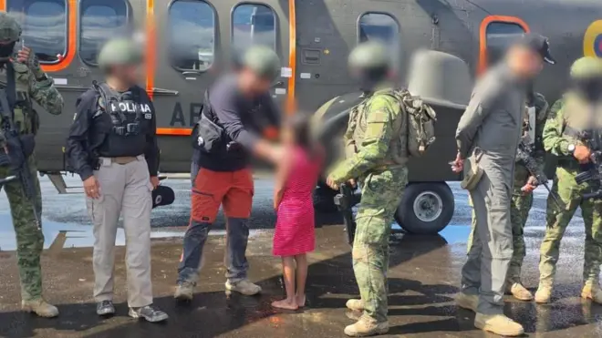 Miembros del ejército ecuatoriano con la menor al lado de un helicóptero tras ser rescatada