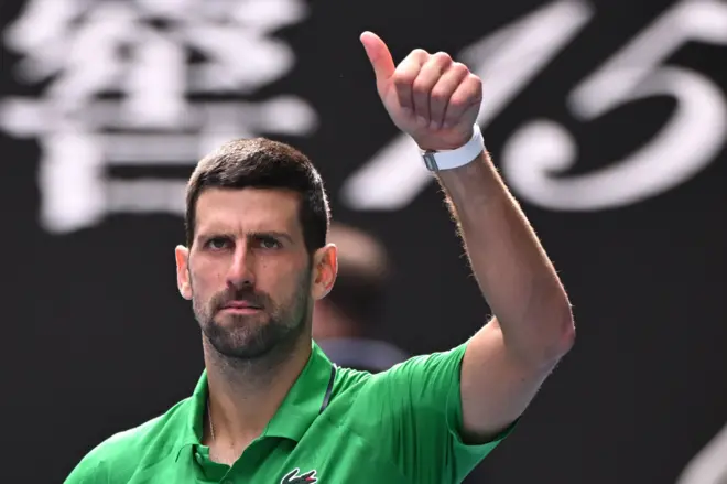 novak đoković, novak djokovic, đoković pokazuje palac publici, novak đoković gestikulira u pravcu publike na Australijan openu