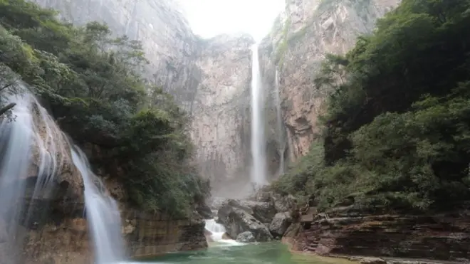 చైనాలో ఎత్తైన జలపాతం ఫోటో 